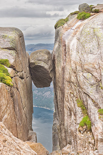 kjerag boulder e lysefjord, noruega - kjeragbolten imagens e fotografias de stock