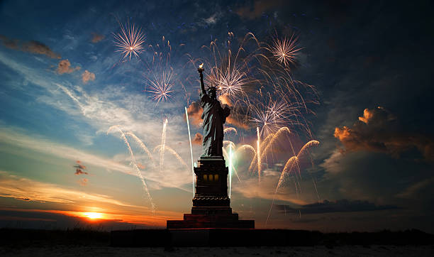 jour de l'indépendance.  liberty éveillant le monde - statue of liberty liberty statue firework display photos et images de collection