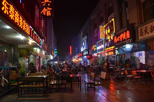 mercato notturno, yinchuan-ningxia regione, cina - guyuan foto e immagini stock