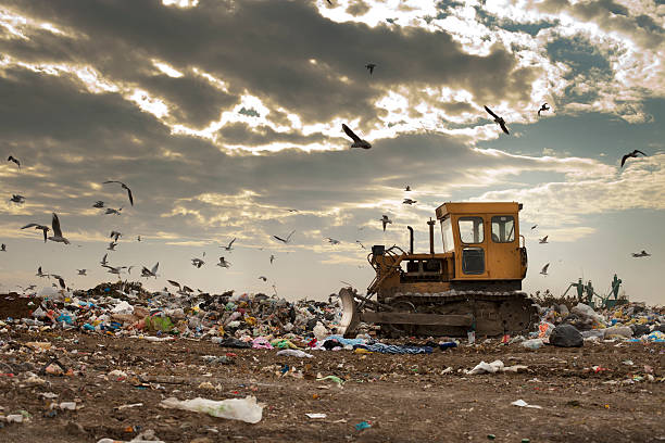 resíduos depositados em aterro de lixo no lixo site de descarga - water pollution chemical garbage plastic - fotografias e filmes do acervo
