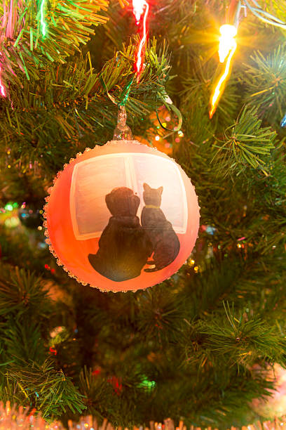 la main en verre ballon sur arbre de noël avec les animaux - christmas tree paint equipment work tool photos et images de collection