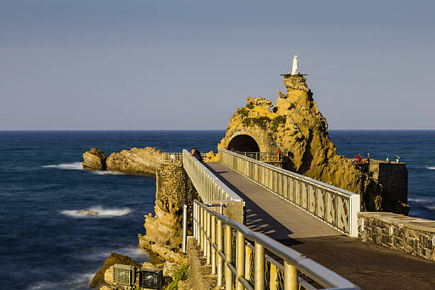 brücke zum "rocher de la vierge rock in biarritz, frankreich - rocher de la vierge stock-fotos und bilder