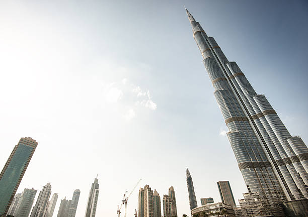 skyline di dubai - burj khalifa foto e immagini stock