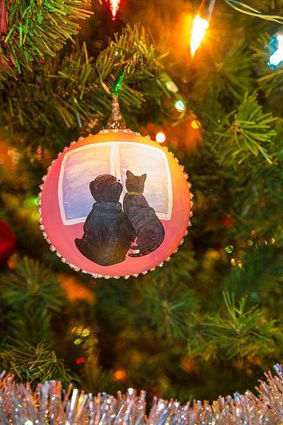 bella mano in vetro pallone con animali su albero di natale - cake old fashioned gift women foto e immagini stock