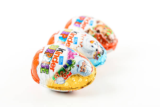 сюрприз шоколадные яйца «kinder - kinder surprise стоковые фото и изображения