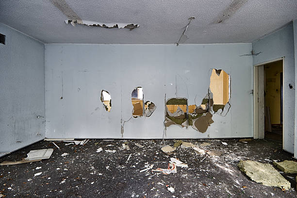 o devastadas quarto - mold damaged home interior wall - fotografias e filmes do acervo