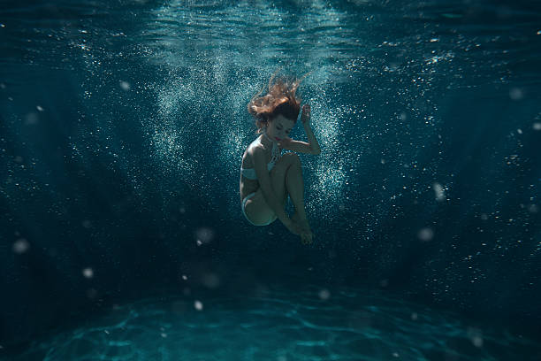 女性のダイビング、水中ます。 - swimming pool sensuality women sex symbol ストックフォトと画像