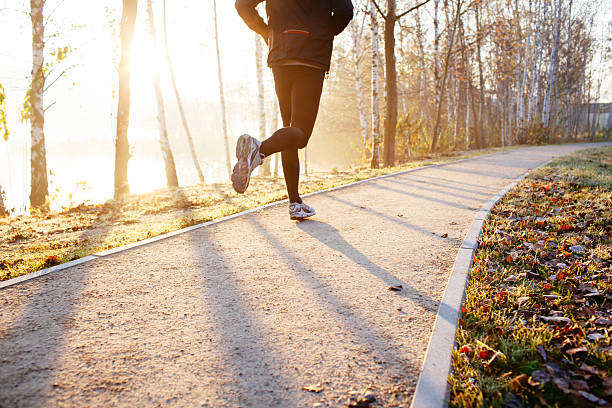 człowiek działa na jesień w sunrise - running zdjęcia i obrazy z banku zdjęć