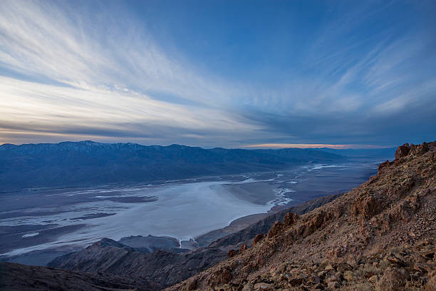 badwater bacino da dante s view - panoramic california mountain range southwest usa foto e immagini stock