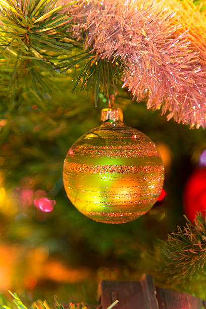 vert magnifique verre ballon sur sapin de noël - christmas tree paint equipment work tool photos et images de collection