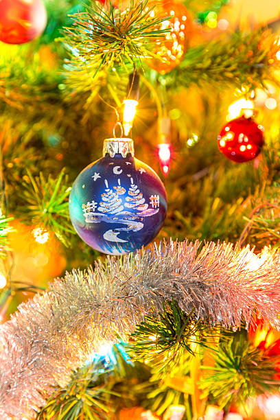 hermoso bola de cristal azul sobre el árbol de navidad - cake old fashioned gift women fotografías e imágenes de stock