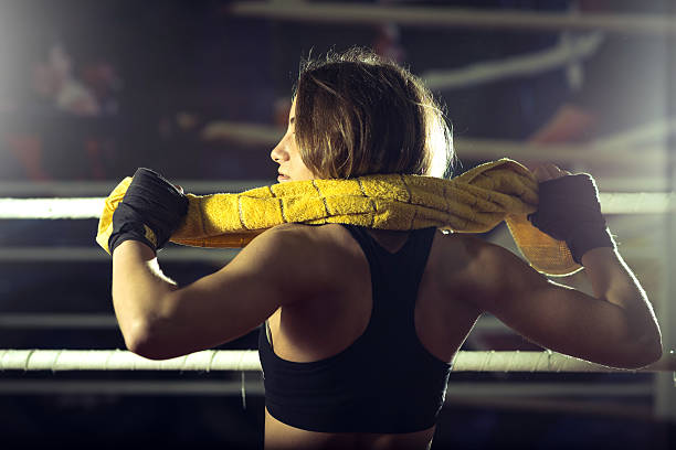 boxe ragazza con asciugamano giallo - yellow box foto e immagini stock