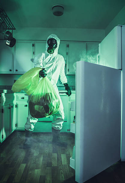 sujo geladeira em traje para operações de limpeza - radiation protection suit toxic waste protective suit cleaning - fotografias e filmes do acervo