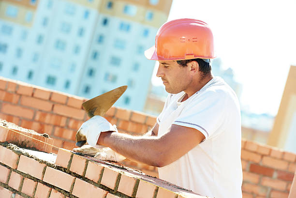 construction travailleur maçon - protective workwear bricklayer manual worker construction photos et images de collection