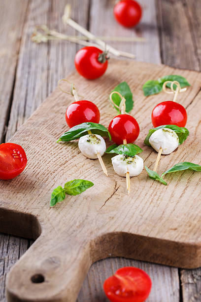 cerezo tomates, mozzarella y albahaca en brochetas - caprese salad salad restaurant vinegar fotografías e imágenes de stock