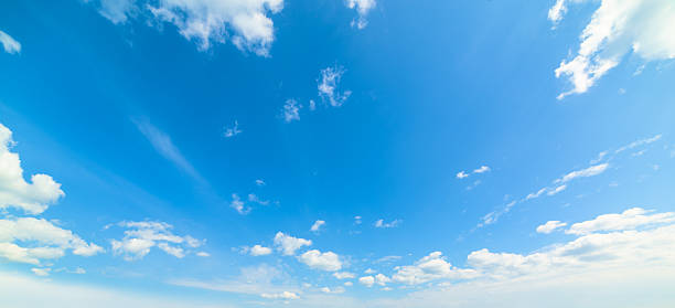 azul e branco paisagem com nuvens - panoramic scenics sunlight day imagens e fotografias de stock