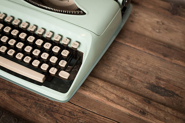 ビンテージ手動タイプライター、明るいティール、木の背景 - typewriter key typewriter keyboard blue typebar ストックフォトと画像