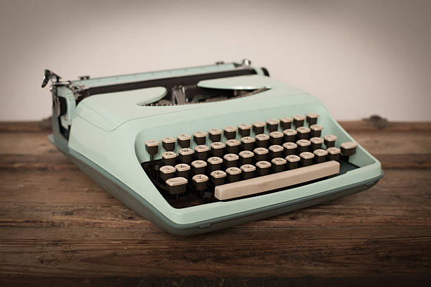 ビンテージ手動タイプライターで木の幹、明るいティール - typewriter key typewriter keyboard blue typebar ストックフォトと画像