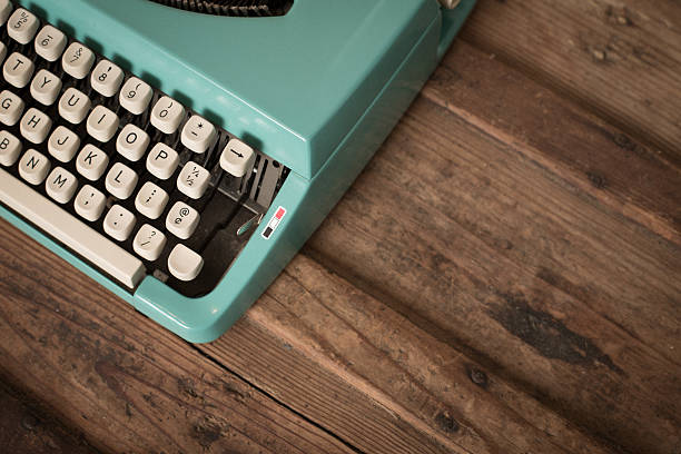 vintage de máquina de escrever manual em tronco de madeira, verde-azulado - typewriter key typewriter keyboard blue typebar imagens e fotografias de stock