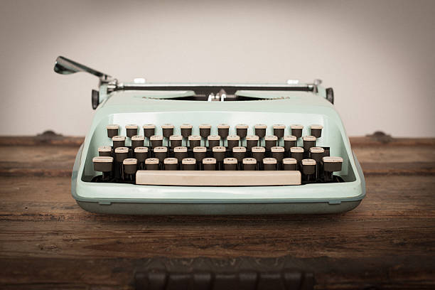 ビンテージ手動タイプライターで木の幹、明るいティール - typewriter key typewriter keyboard blue typebar ストックフォトと画像
