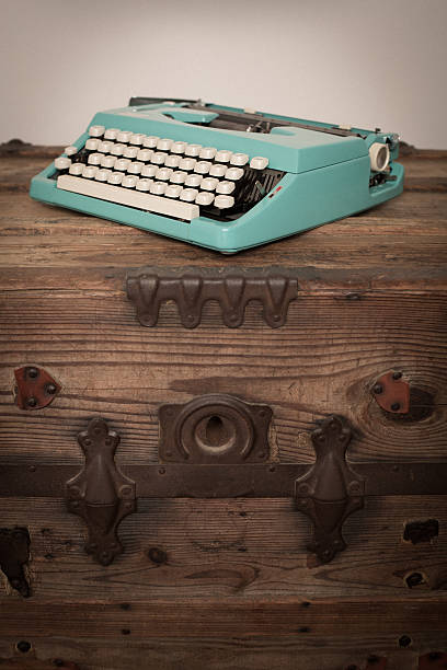 ビンテージ手動タイプライターで木の幹、ティール - typewriter key typewriter keyboard blue typebar ストックフォトと画像