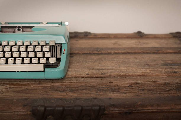vintage de máquina de escrever manual em tronco de madeira, verde-azulado - typewriter key typewriter keyboard blue typebar imagens e fotografias de stock