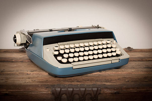 ビンテージ手動タイプライターで木の幹、ブルー - typewriter key typewriter keyboard blue typebar ストックフォトと画像