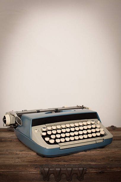 vintage de máquina de escrever manual em tronco de madeira, azul - typewriter key typewriter keyboard blue typebar imagens e fotografias de stock