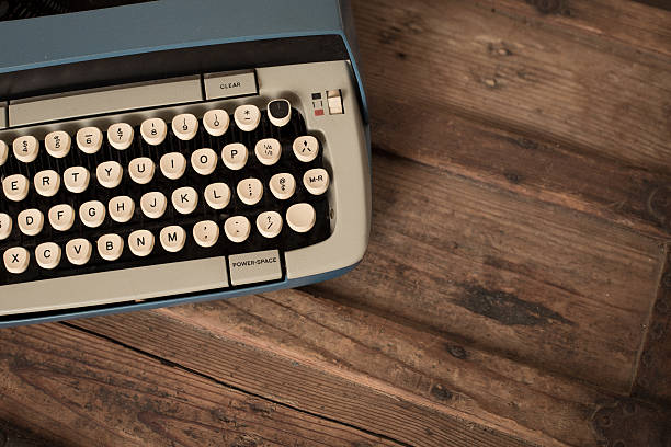 ビンテージ手動タイプライターで木の幹、ブルー - typewriter key typewriter keyboard blue typebar ストックフォトと画像
