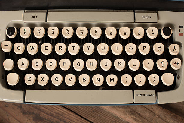 ビンテージ手動タイプライターキーからのクローズアップ - typewriter key typewriter keyboard blue typebar ストックフォトと画像