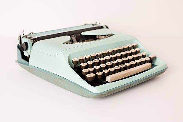 ビンテージ手動タイプライター、明るいティール、空白の背景 - typewriter key typewriter keyboard blue typebar ストックフォトと画像