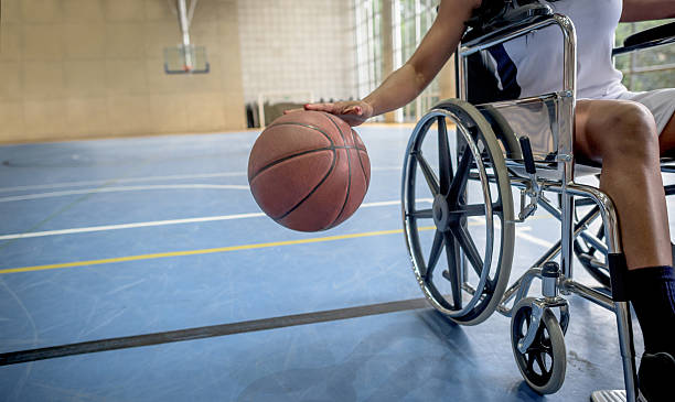 behinderter basketballspieler hüpft den ball - dribbling stock-fotos und bilder