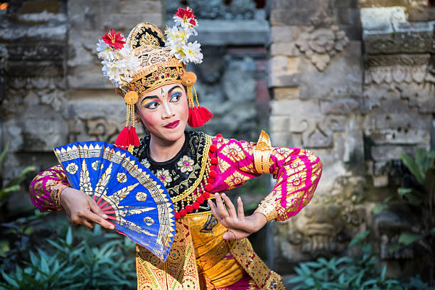 bailarín ramayana tradicional en un templo de bali - indonesia fotografías e imágenes de stock