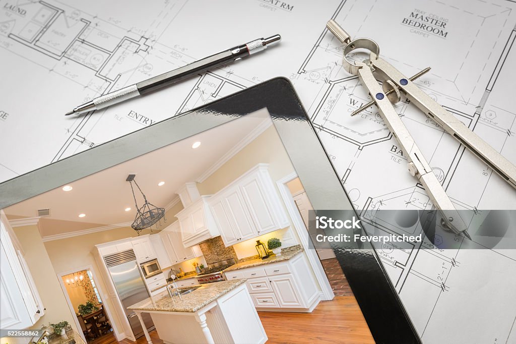 Tablet Computer zeigen ist Küche auf Haus Pläne, Bleistift, - Lizenzfrei Wohngebäude Stock-Foto