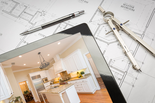 Ordenador tableta muestra terminados en planes de casa cocina, lápiz, photo