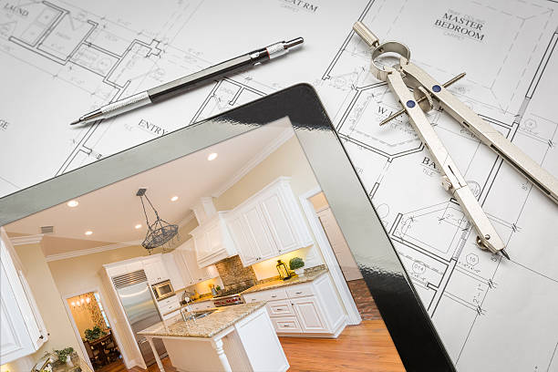 tablet computer mostrando rifinita cucina in casa piani, a tubino, - blueprint plan house home improvement foto e immagini stock
