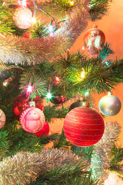 bola de vidrio roja hermosa en el árbol de navidad - cake old fashioned gift women fotografías e imágenes de stock