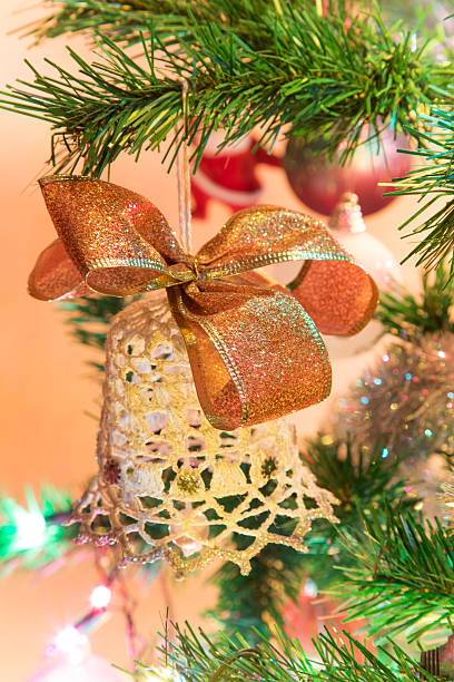 hermoso artesanal bell con arco el árbol de navidad - cake old fashioned gift women fotografías e imágenes de stock