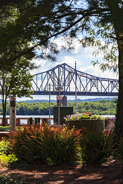 ponte de arco de ponte atravessar o rio illinois - vertical lift bridge imagens e fotografias de stock