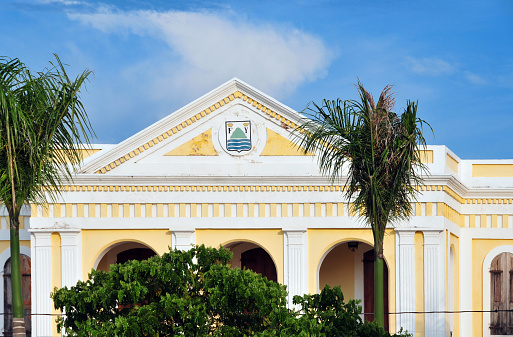 Puerto Plata, Dominican republic: pediment on the portico of the City Hall - municipal coat of arms, with the initials of Ferdinand and Isabella of Aragon and Castile - Parque Central - Ayuntamiento - escudo de Puerto Plata - photo by M.Torres