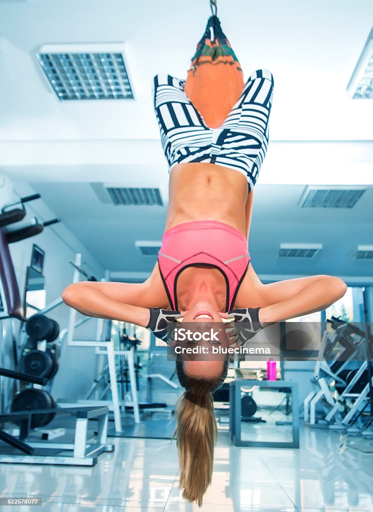 Mujer capacitación abs en bolsa de boxeo - Foto de stock de Abdominales libre de derechos