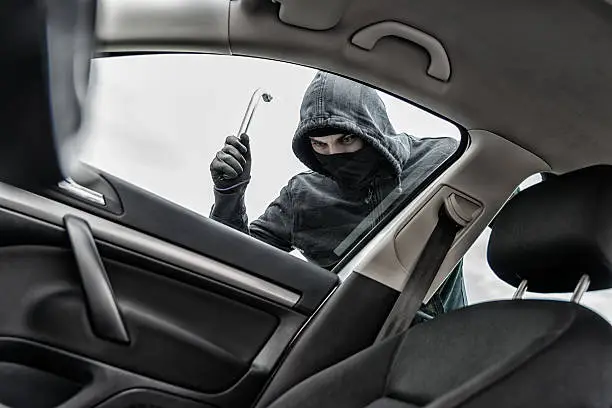 Thief in a mask hijacks the car