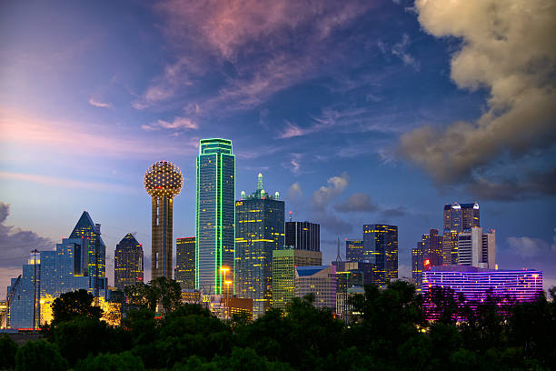 Dallas at dusk Dallas City skyline at dusk, Texas, USA skyline stock pictures, royalty-free photos & images