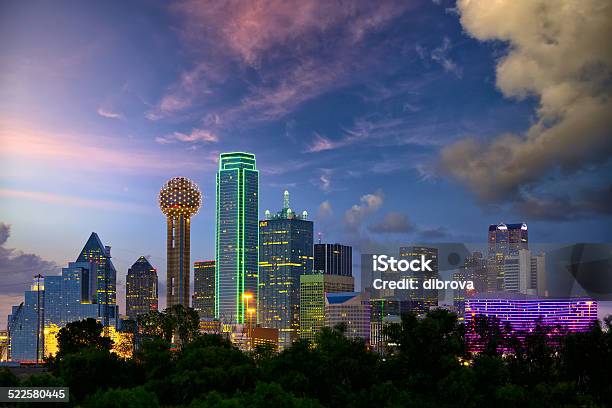 Dallas W Zmierzch - zdjęcia stockowe i więcej obrazów Dallas - Dallas, Panorama miasta, Noc