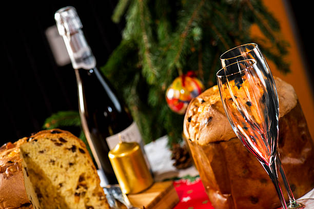 Weingläser und typische italienische Weihnachtskuchen Panettone – Foto