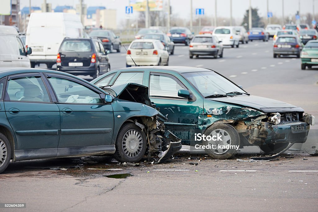 car crash colisión en urban street - Foto de stock de Accidente de automóvil libre de derechos