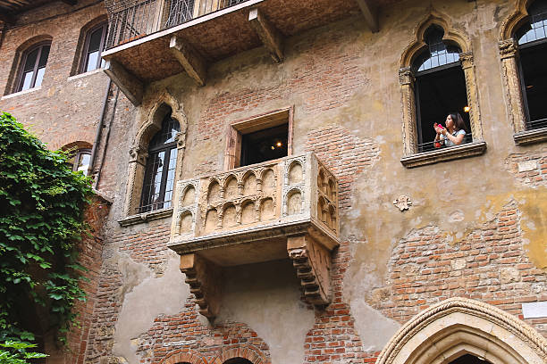 girl fotografías de una ventana en el museo patio juliet - capulet fotografías e imágenes de stock