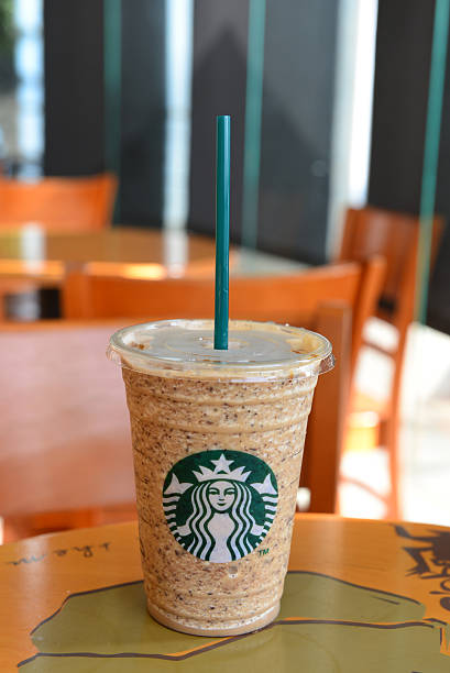 vaso de café starbucks de un frappuccino de bebidas combinadas - starbucks sign coffee seattle fotografías e imágenes de stock