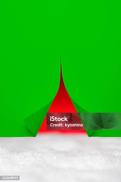 紙製のクリスマスツリーと赤い背景紙から - お祝いのストックフォトや画像を多数ご用意 - お祝い, カラフル, クリスマス