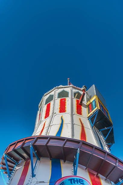 vintage helter skelter sur la jetée de brighton - skelter photos et images de collection